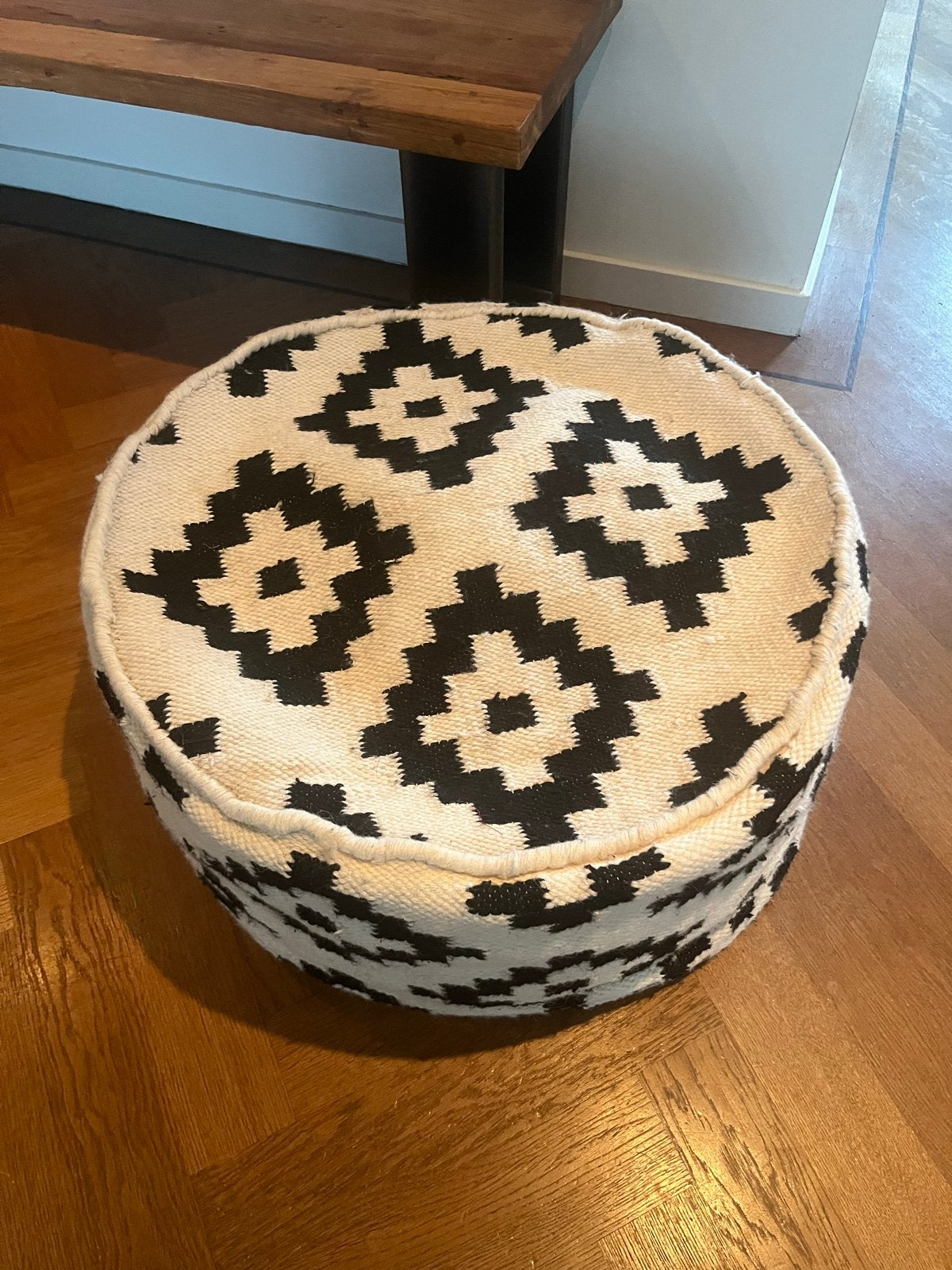 Poef van Loods 5 - Zwart/Wit patroon, 60 cm breed, Huis en Inrichting, Gebruikt, Rond, Minder dan 50 cm, Ophalen of Verzenden