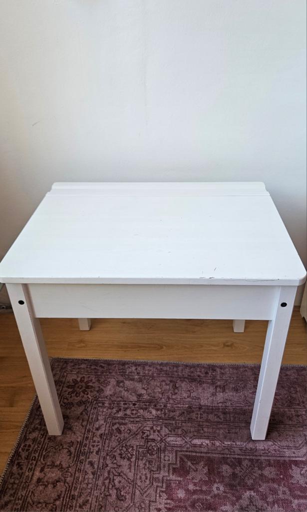 Leuk wit Ikea kinderbureautje met 2 bijpassende stoeltjes, Ophalen, Gebruikt, Tafel(s) en Stoel(en)