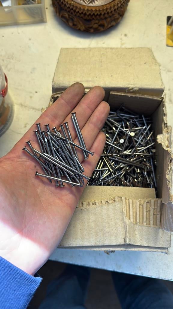 2,4 x 50 spijker met platte kop, nog 3,5 / 4 kilo, Doe-het-zelf en Verbouw, IJzerwaren en Bevestigingsmiddelen, Ophalen, Zo goed als nieuw