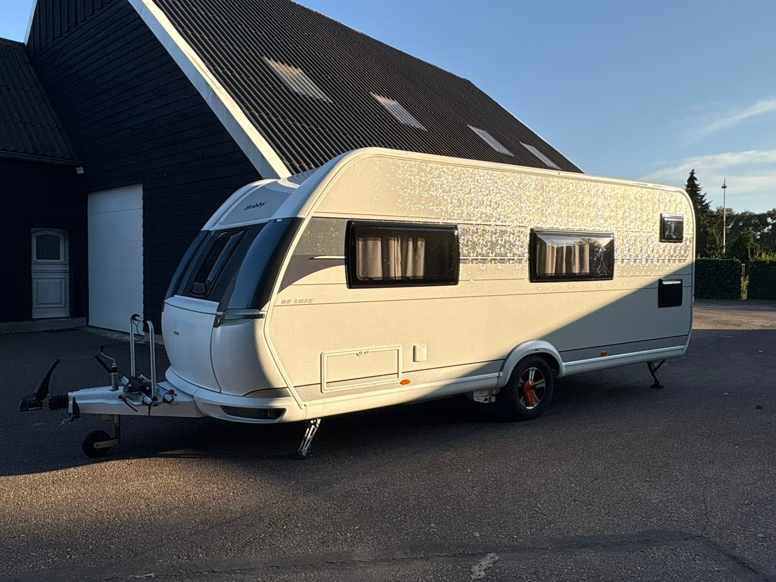 Hobby 560 KMFe De LuxeEdition model 2022 (bj 2021)|2000kg as, Caravans en Kamperen, Caravans, Hobby, Treinzit, Schokbreker, Particulier