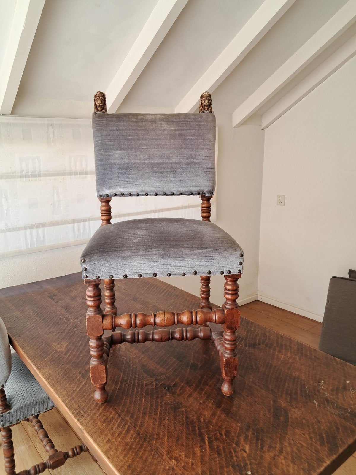 2 stuks Antieke stoelen met leeuwenkoppen, 95 cm hoog, Antiek en Kunst, Antiek | Meubels | Stoelen en Banken, Ophalen