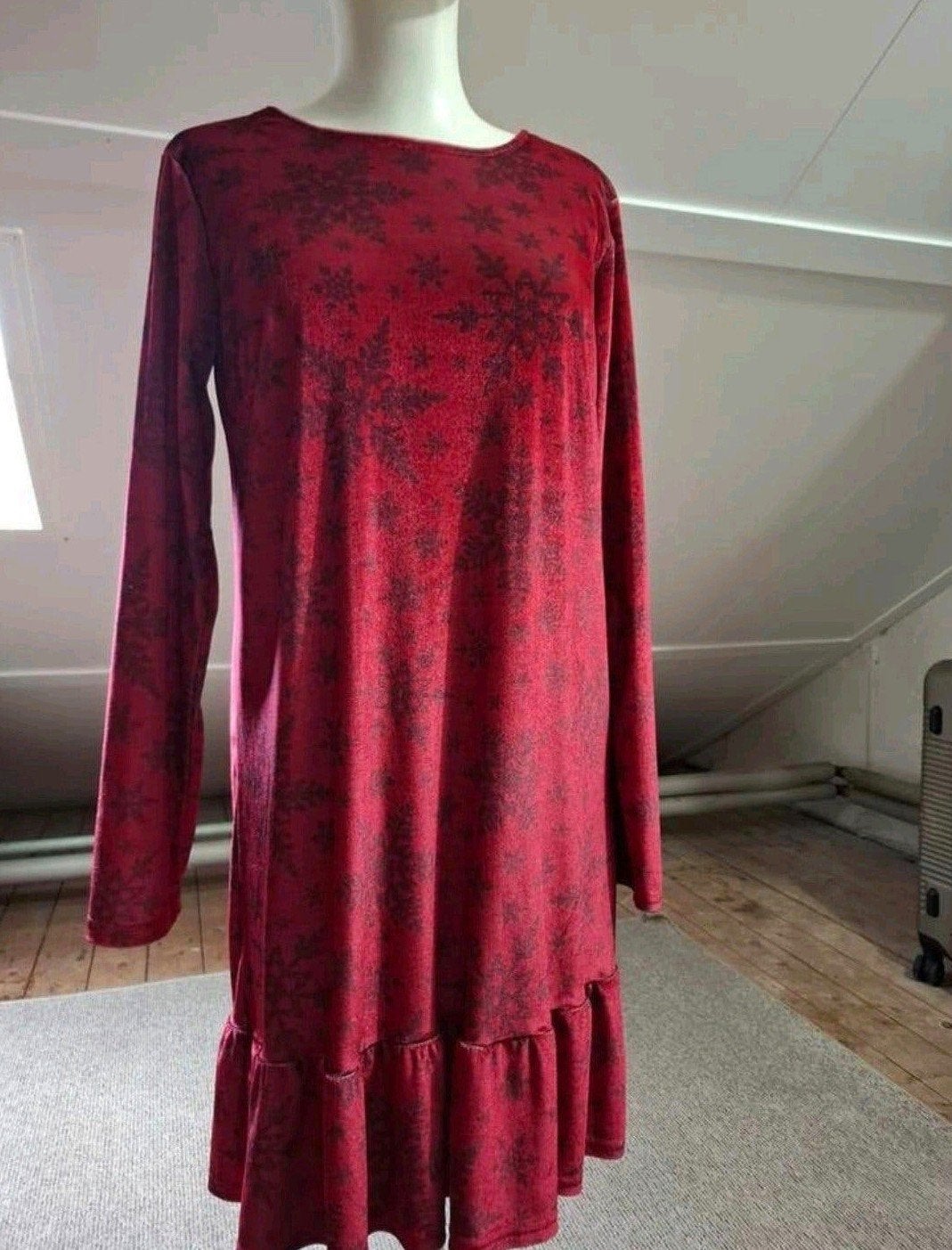Bordeauxrode Velvet Jurk met Zwarte Print en Ruches - Maat M, Kleding | Dames, Maat 38/40 (M), Ophalen of Verzenden, Zo goed als nieuw