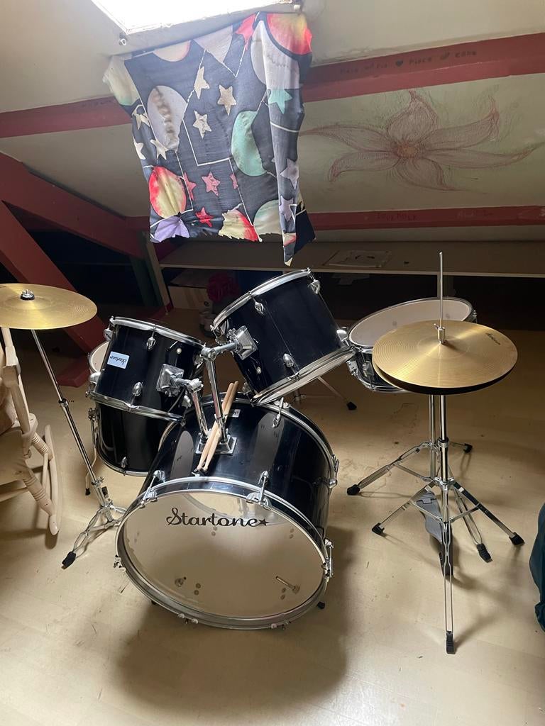 Drumstel Startone met drumsticks en krukje, Muziek en Instrumenten, Ophalen, Gebruikt, Overige merken