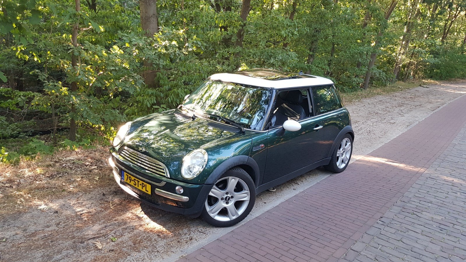 Stoere donkergroene mooie Mini Cooper met APK tot 21-6-2027, Auto's, Voorwielaandrijving, 15 km/l, Zwart, 4 cilinders