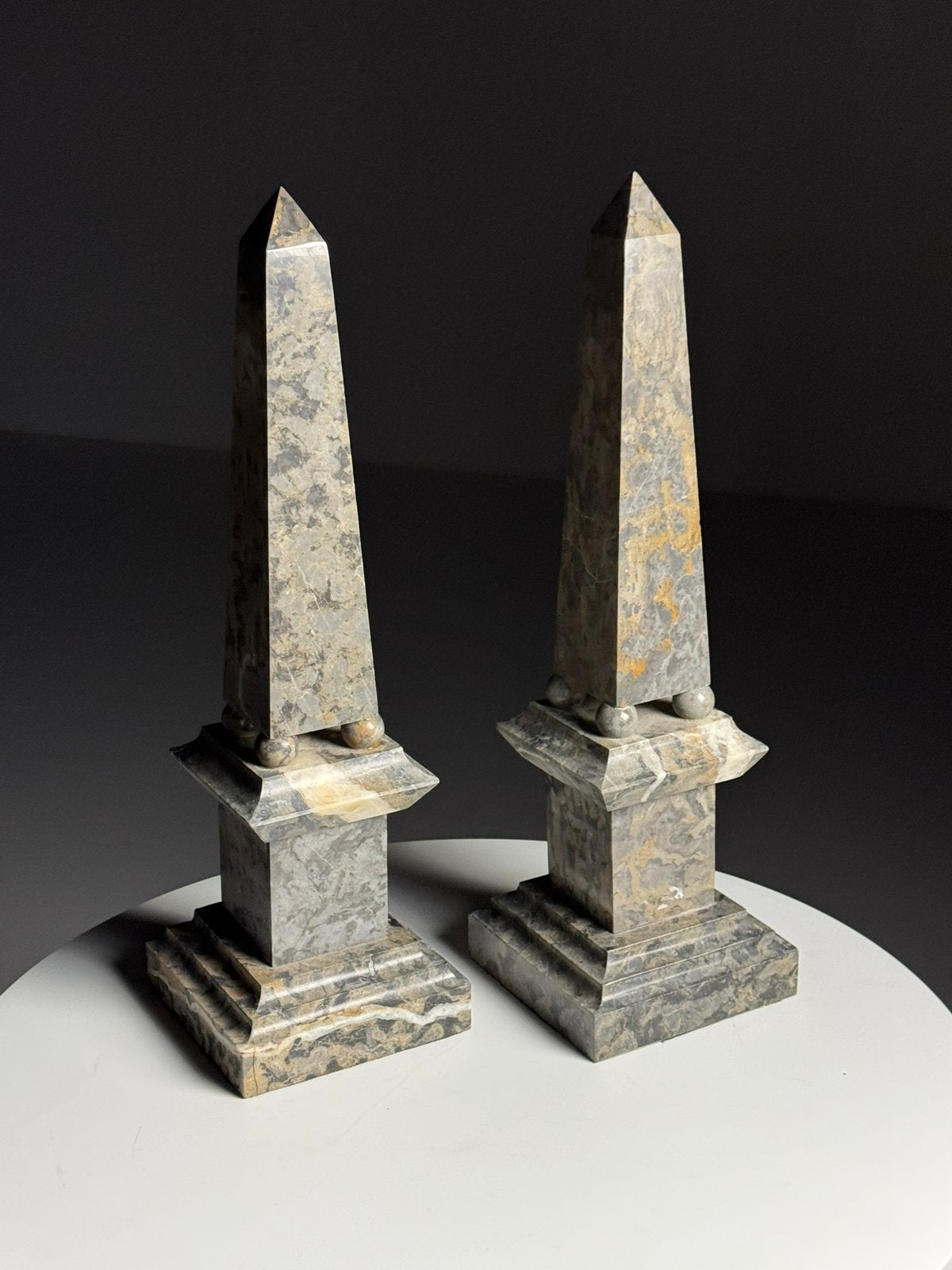 2x Italiaanse obelisk marmer