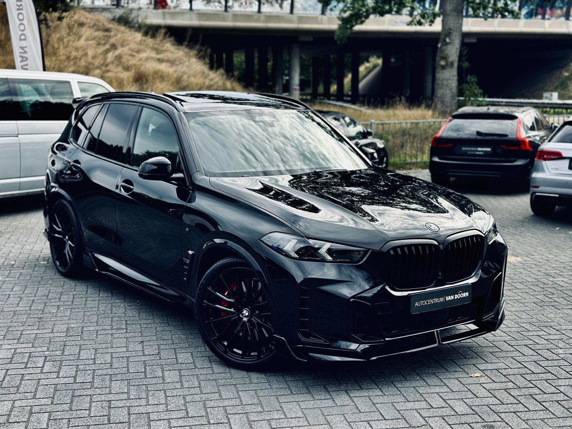 BMW X5 xDrive50e | M-Sport | Dark Label | Skylounge panodak, Auto's, Automaat, Gebruikt, X5, 2395 kg