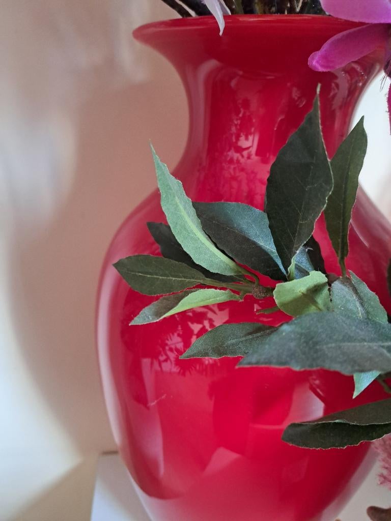 Rode grote vaas met kunstbloemen, Ophalen of Verzenden, Zo goed als nieuw, Rood, Glas