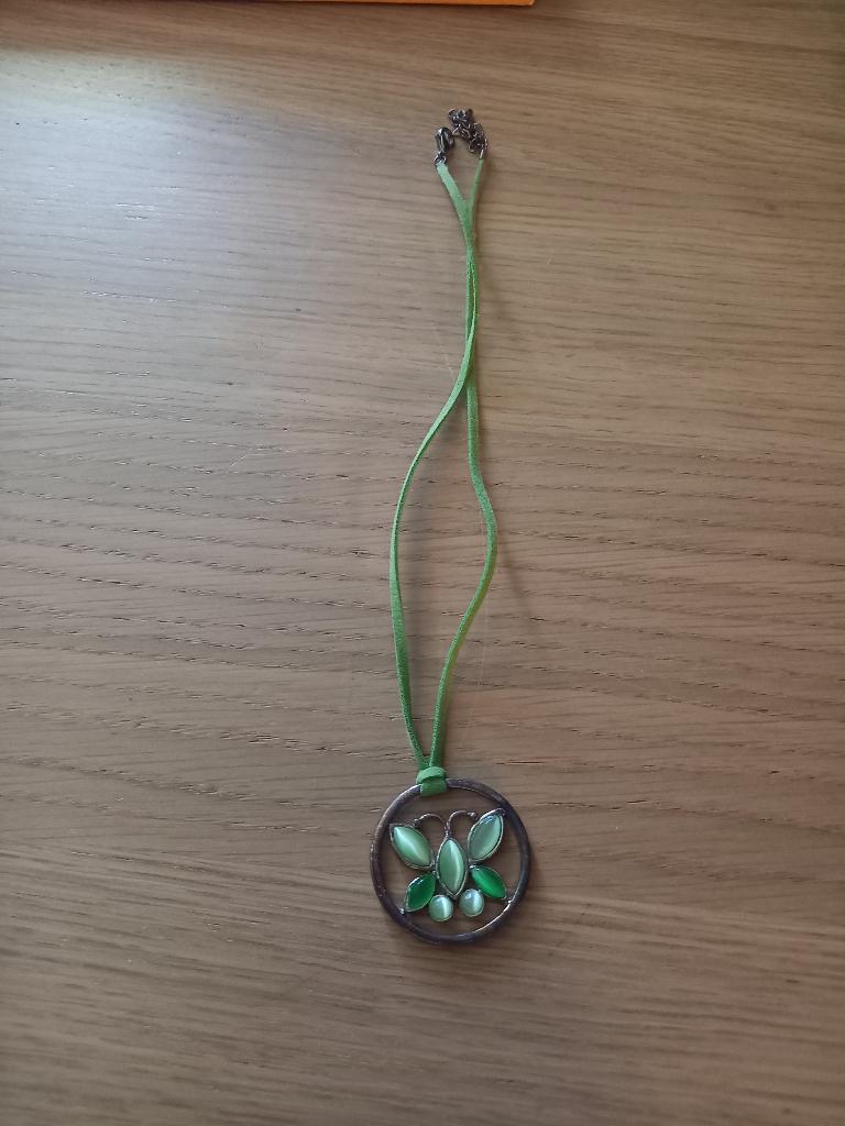 ketting groen met afbeelding vlinder, Ophalen of Verzenden, Zo goed als nieuw, Groen, Overige materialen