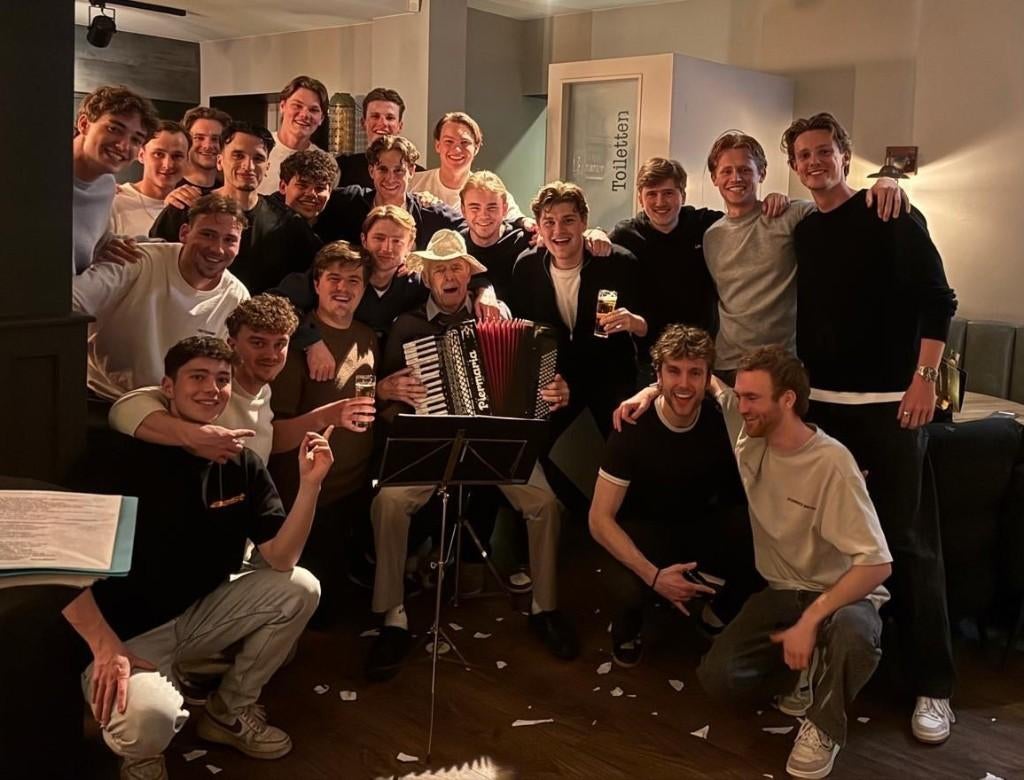 Accordeonist zanger en entertainer, Solo-artiest