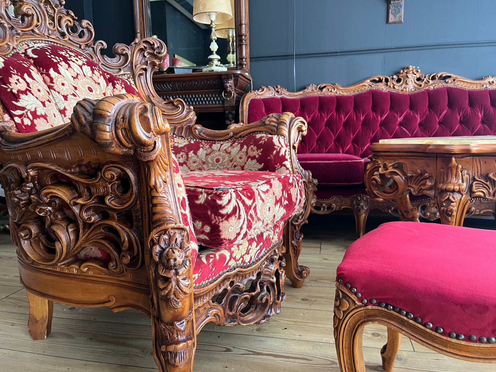 Antieke zithoek: bank, fauteuils, voetenbank en tafel barok, Ophalen