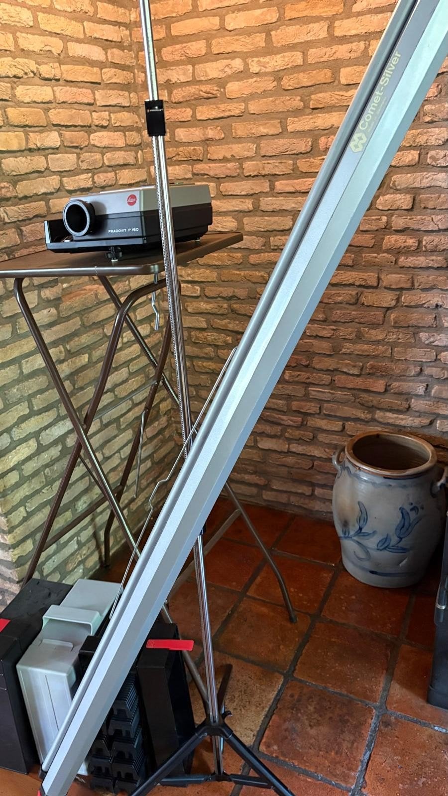 leica pradovit slideprojector met scherm en cassettes, Audio, Tv en Foto, Ophalen, Met scherm