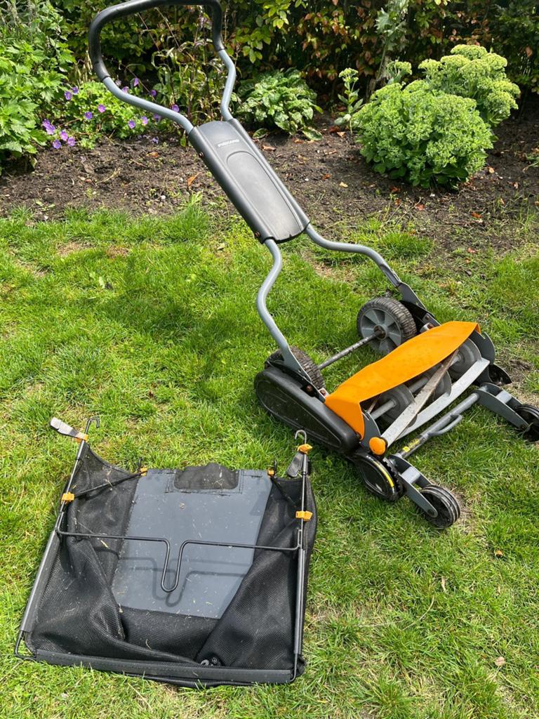 Fiskars kooimesmaaier met opvangbak, Tuin en Terras, Grasmaaiers, Ophalen, Gebruikt