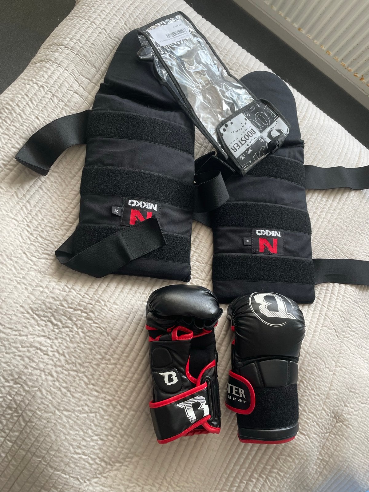 Boksen/Muay Thai scheenbeschermers en handschoenen set, Overige, Vechtsportbescherming, Zo goed als nieuw, Maat M