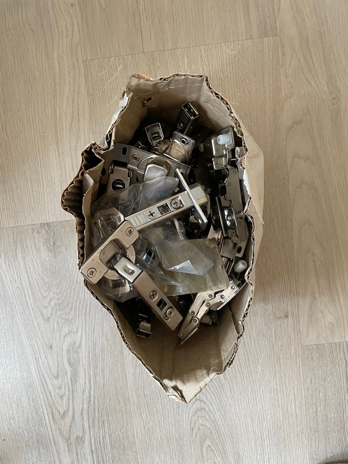 Partij scharnieren, grotendeels nieuw, Ophalen, Nieuw, Overige materialen, Scharnier