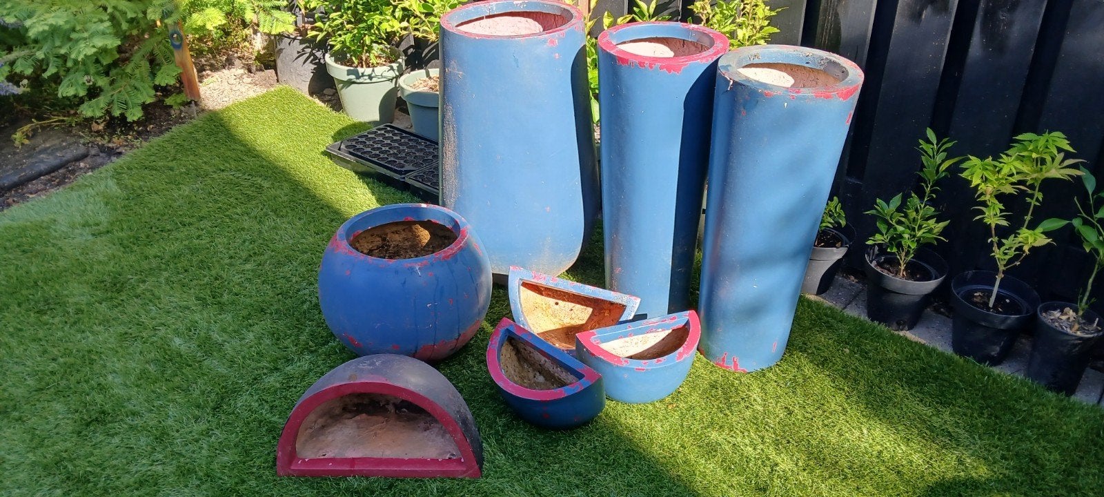 Gratis: Polyester potten en hangbakken. (potten 70cm hoog), Kunststof, Gebruikt, Ophalen of Verzenden, Balkon