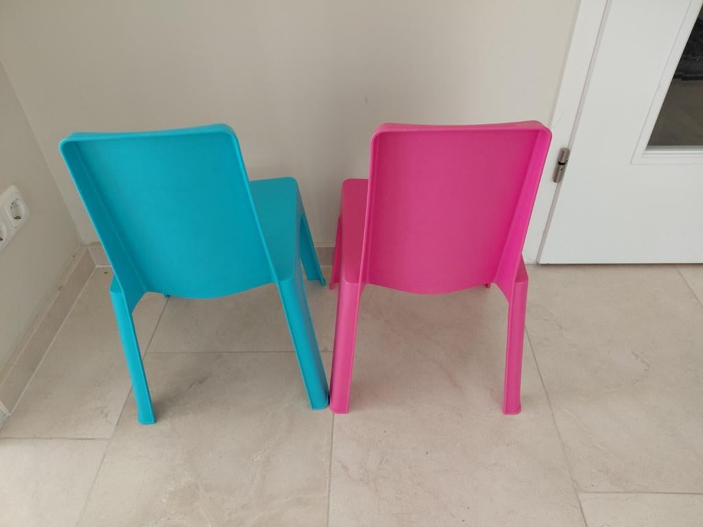 Set van 2 kunststof stoelen: roze en blauw is verkocht vanda, Huis en Inrichting, Stoelen, Kunststof, Gebruikt, Overige kleuren