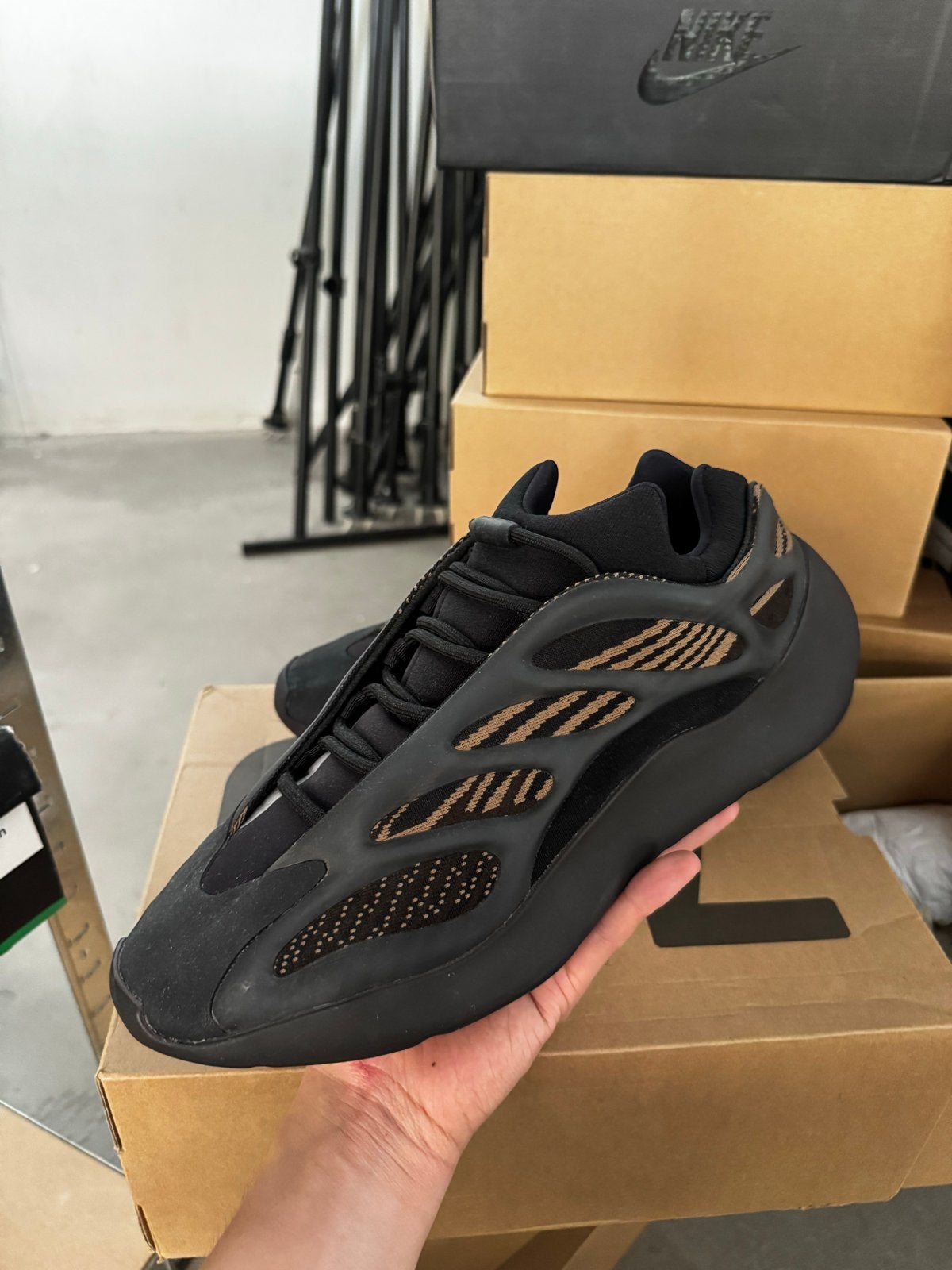 Yeezy 700 V3 Clay Brown - Maat 47 1/3, Kleding | Heren, Ophalen of Verzenden, Nieuw, Bruin, Sneakers of Gympen