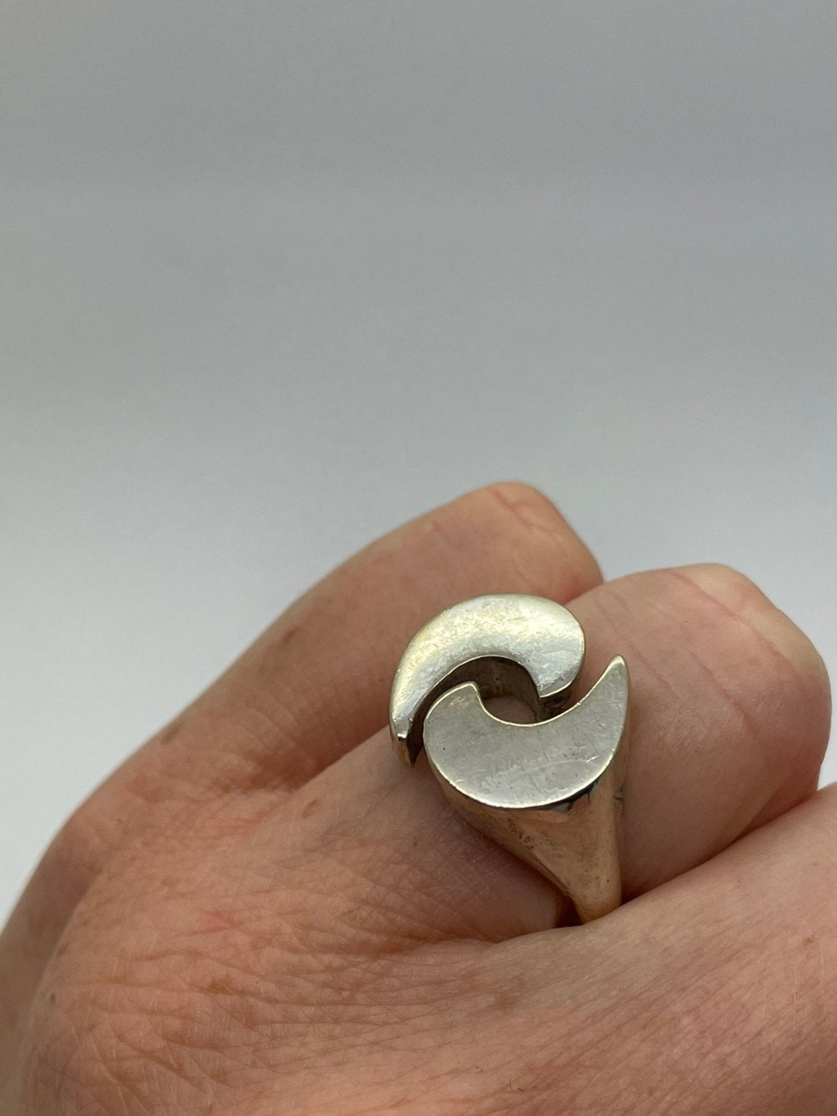 F952 Prachtige zilveren modernist ring maat 18,5, Ophalen of Verzenden, Zilver, Ring
