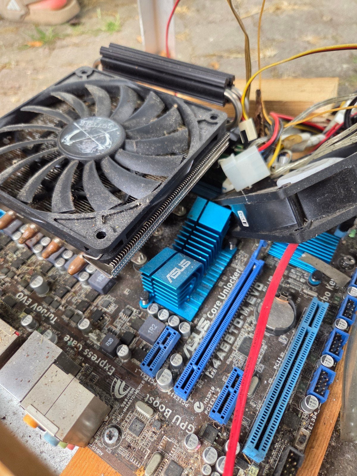 Oude watergekoelde BTC mining rig - AMD systeem, Computers en Software, Desktop Pc's, Ophalen, Gebruikt, Minder dan 4 GB, AMD