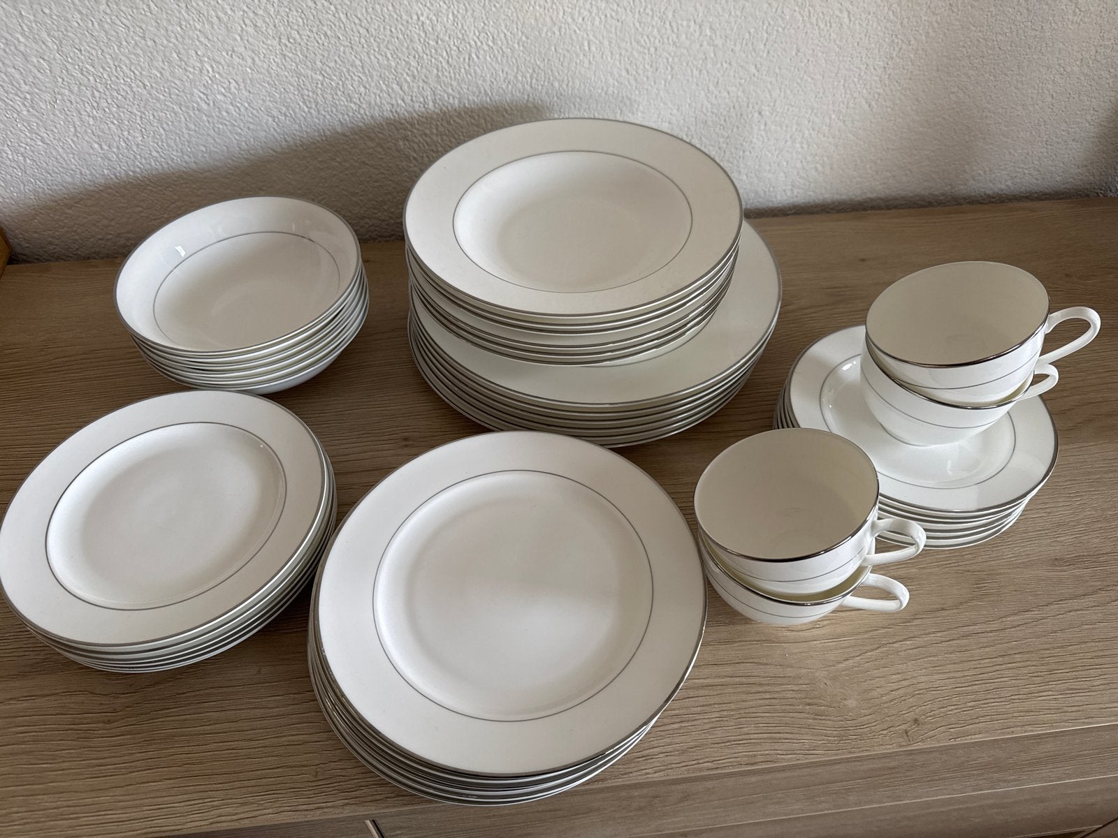 Uitgebreid wit servies met zilveren rand, Ophalen, Overige merken, Klassiek, Zo goed als nieuw