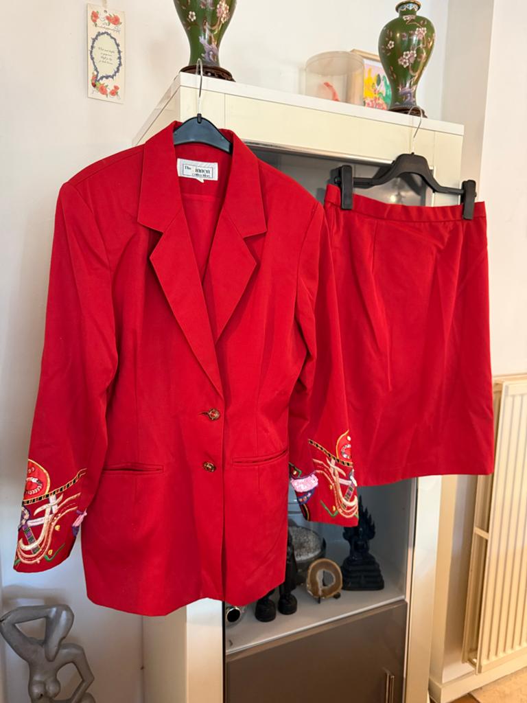 Rood Kostuum met Geborduurde Mouwen - Maat L linnen, Maat 38/40 (M), Kostuum of Pak, Ophalen of Verzenden, Zo goed als nieuw