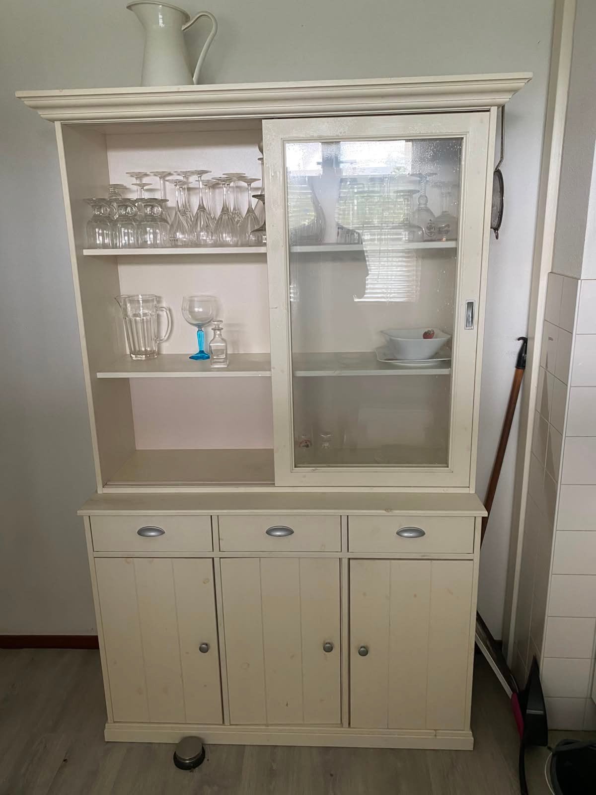 Crèmekleurige buffetkast met glazen schuifdeur, Ophalen, Gebruikt, Glas, Landelijk