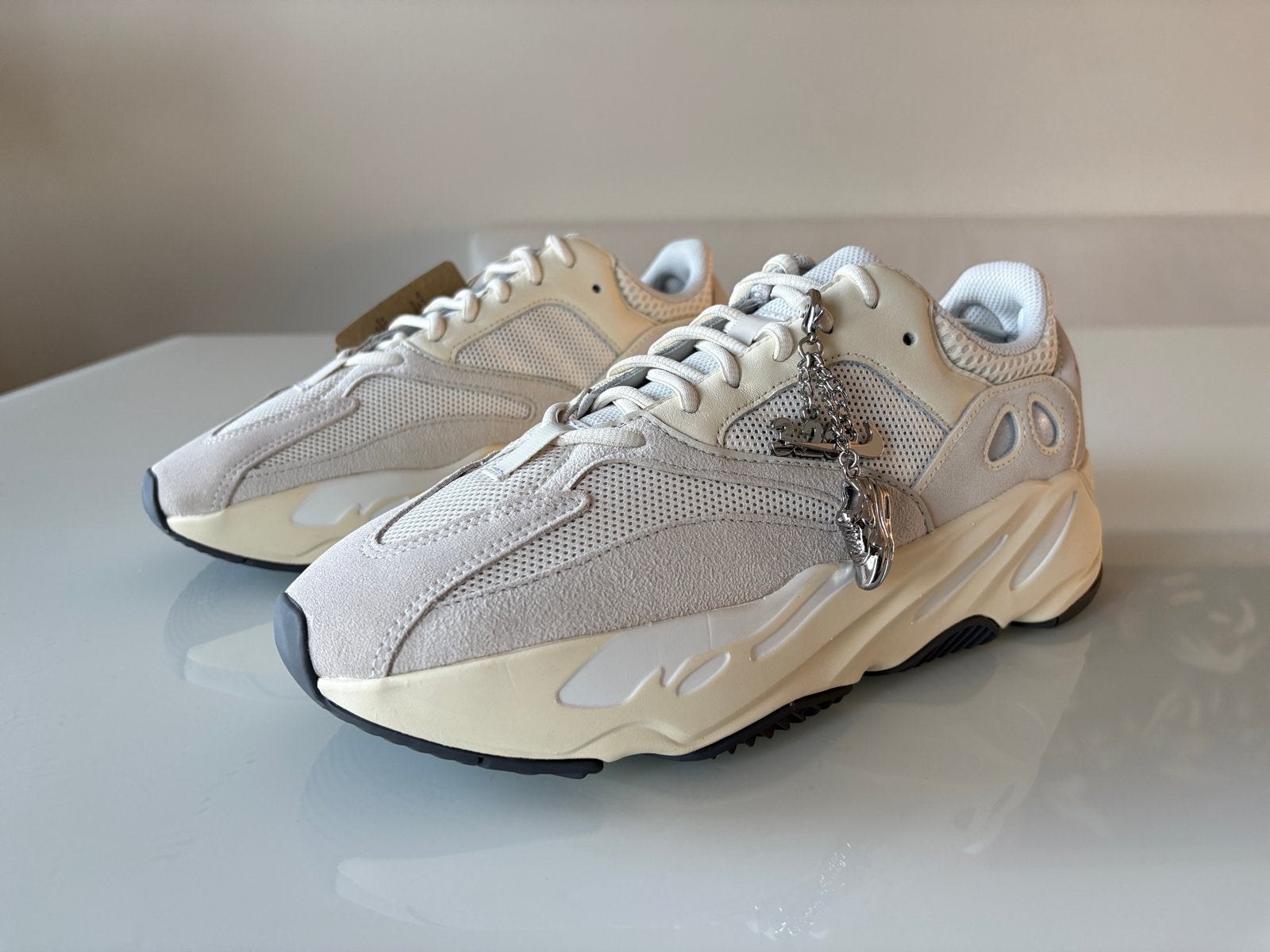 Adidas x Yeezy Boost 700 Analog | 42 2/3, Ophalen, Nieuw, Overige kleuren, Sneakers of Gympen