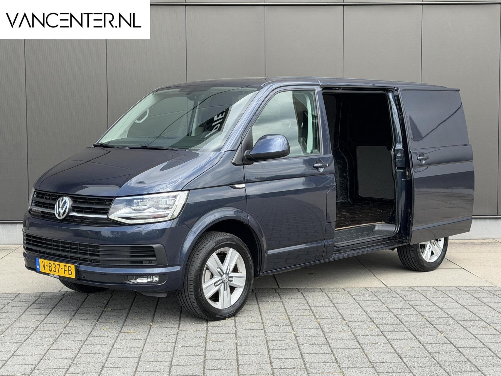Volkswagen Transporter 2.0 TDI 204PK DSG L1 Automaat Carplay, Auto's, Stof, Gebruikt, 4 cilinders, 2500 kg