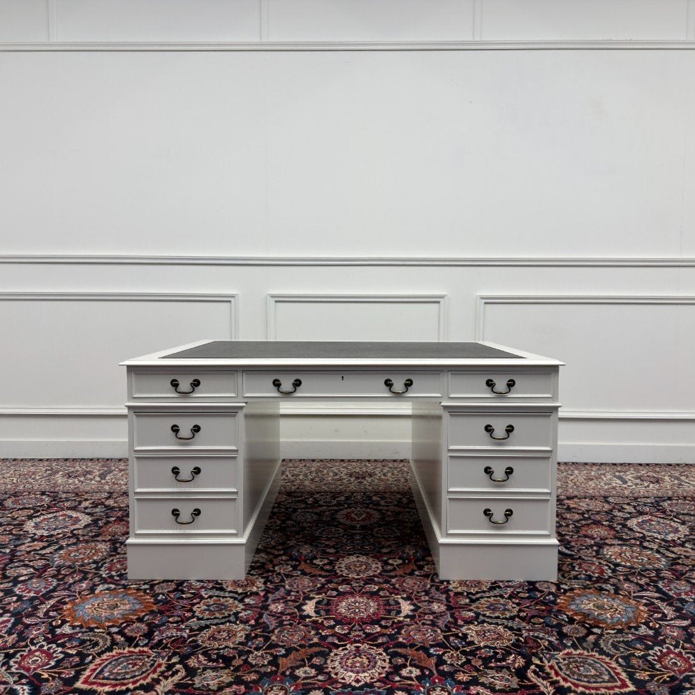 Foto 5 van Klassiek Engelse Witte Chesterfield Bureau Partnerdesk
