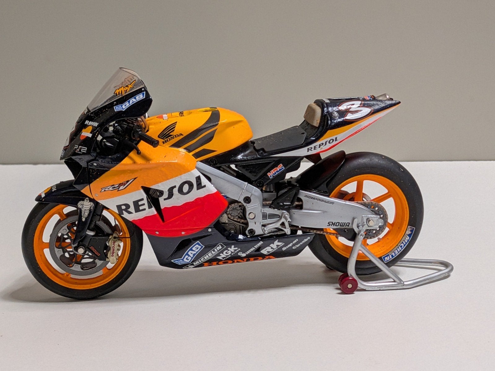 Minichamps: Honda RC211V - Max Biaggi - MotoGP 2005, Ophalen of Verzenden, Gebruikt, 1:9 t/m 1:12, Motor