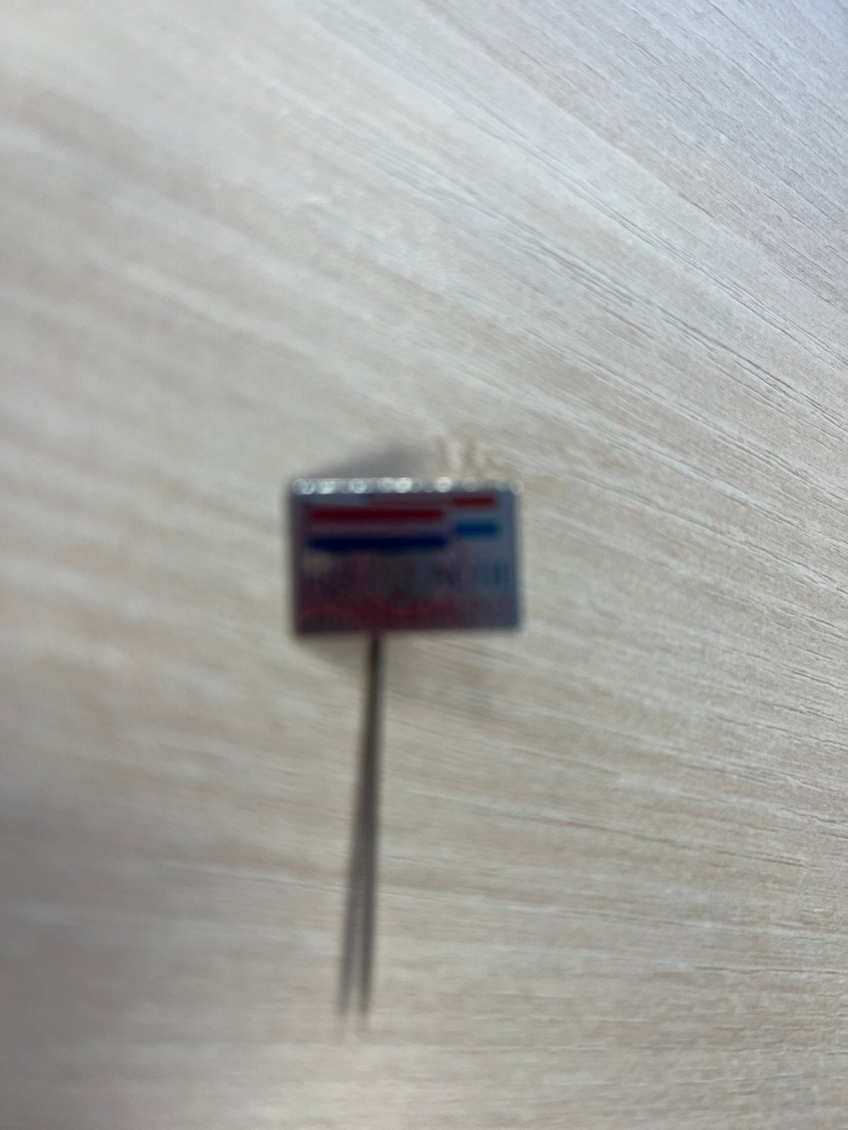 Vintage Speldje/Pin - Rood, Wit, Blauw Design, Ophalen of Verzenden, Gebruikt, Overige onderwerpen, Speldje of Pin