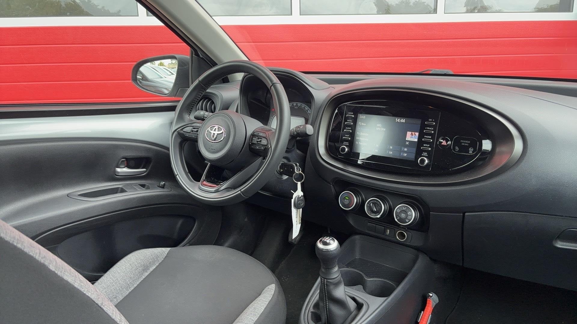 Toyota Aygo X 1.0 VVT-i MT Play CAMERA / CARPLAY / ACC / AIR, Auto's, Stof, Gebruikt, 920 kg, 4 stoelen