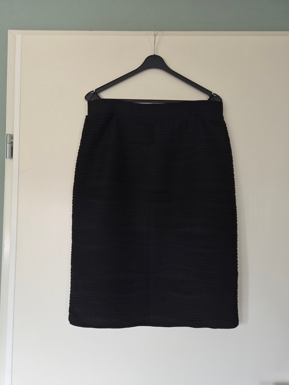 Zwarte Witteveen rok met textuur - maat XL, Kleding | Dames, Zwart, Maat 46/48 (XL) of groter, Ophalen of Verzenden, Zo goed als nieuw