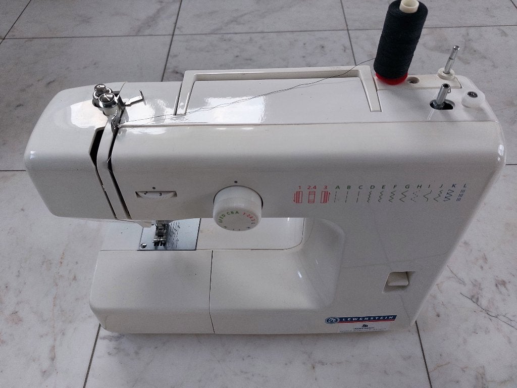 Lewenstein Easy - eenvoudige naaimachine, Hobby en Vrije tijd, Naaimachines en Toebehoren, Ophalen, Zo goed als nieuw, Naaimachine