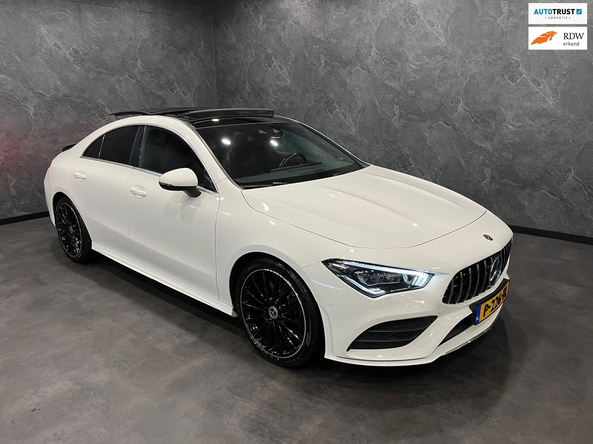 Mercedes-Benz CLA-klasse 220 AMG Premium Plus PANORAMADAK, Auto's, Gebruikt, Verwarmde buitenspiegels, Wit, Bedrijf