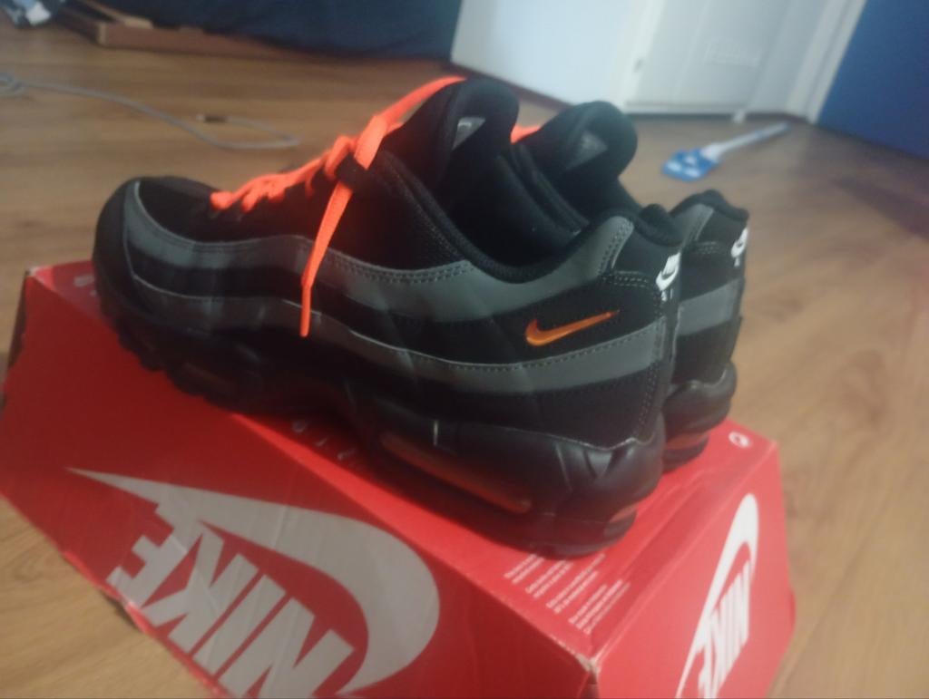 Nike Air Max 95 Zwart/Oranje - Nieuw - Maat 46, Kleding | Heren, Schoenen, Zwart, Nike, Nieuw, Ophalen of Verzenden