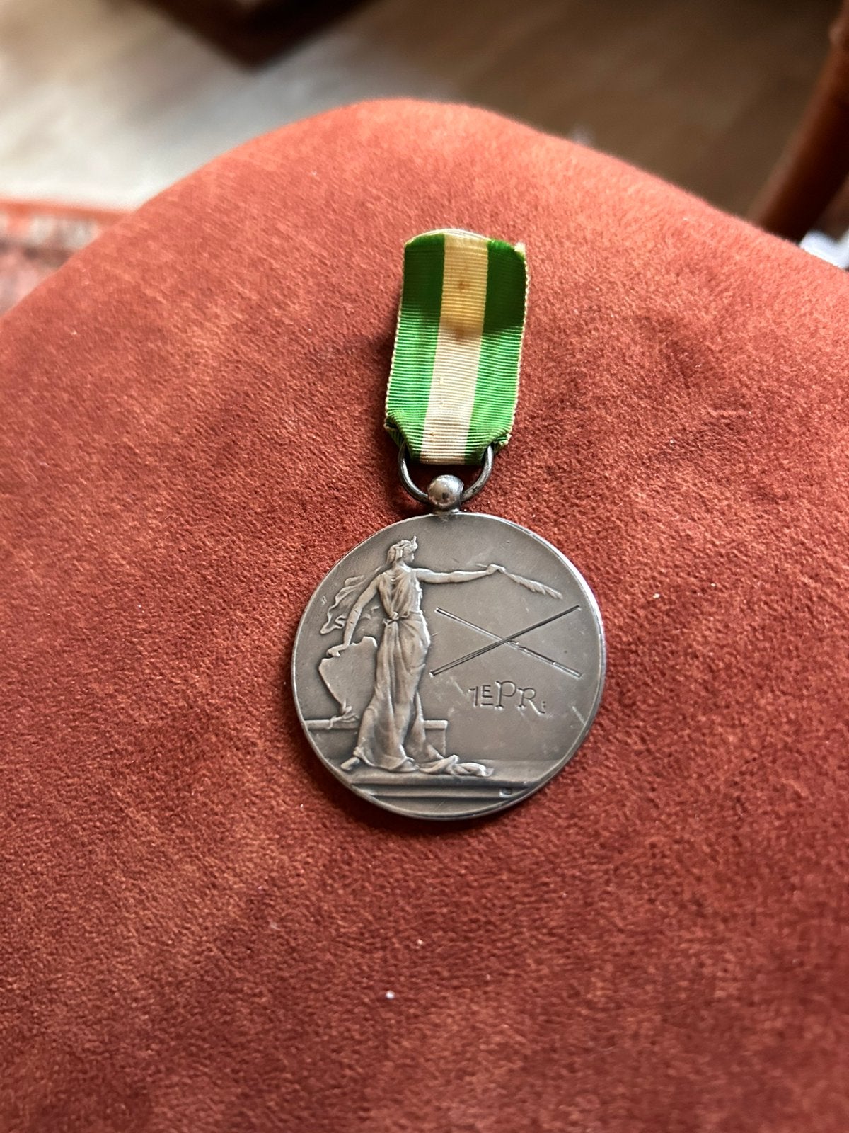 Antieke medaille 1st prijs voor Schermen voor de oorlog., Postzegels en Munten, Ophalen of Verzenden, Overige materialen