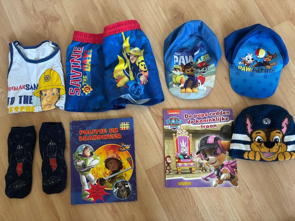 paw patrol pet, boek en muts en dino's en brandweerman sam, Kinderen en Baby's, Ophalen of Verzenden, Zo goed als nieuw