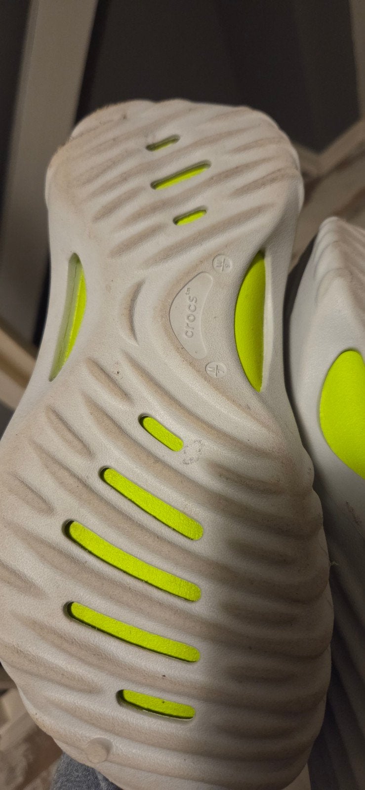 Crocs Echo Clog - Grijs met neon groene zool, Verzenden, Instappers, Zo goed als nieuw, Crocs