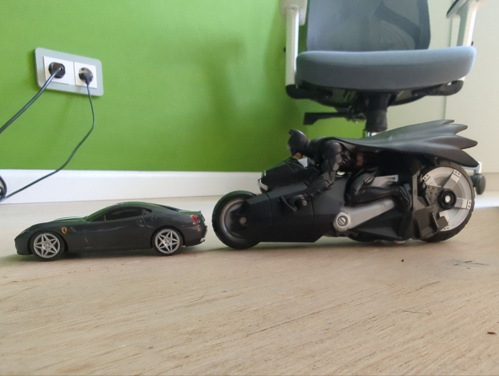 Ferrari modelauto en Batman Batpod speelgoedset, Overige merken, Gebruikt, 1:50 of kleiner, Auto