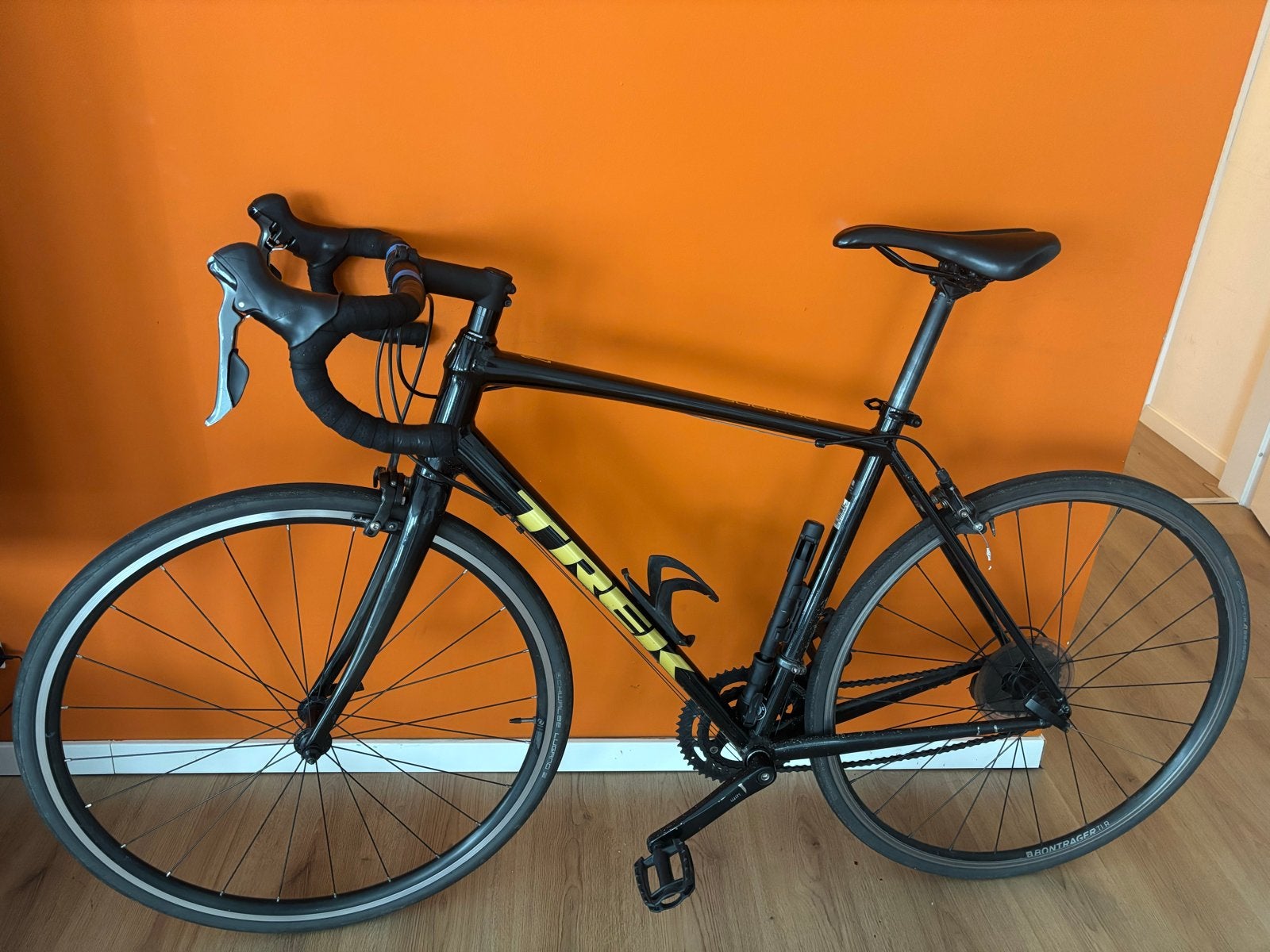 Trek Domane AL2 2021 Endurance Racefiets - Shimano Claris, 28 inch, Gebruikt, 10 tot 15 versnellingen, Velgrem