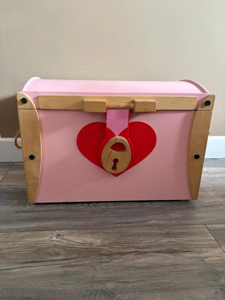 Roze speelgoedkist / schatkist met hart en slot, Ophalen, Gebruikt, 50 tot 100 cm, 50 tot 75 cm