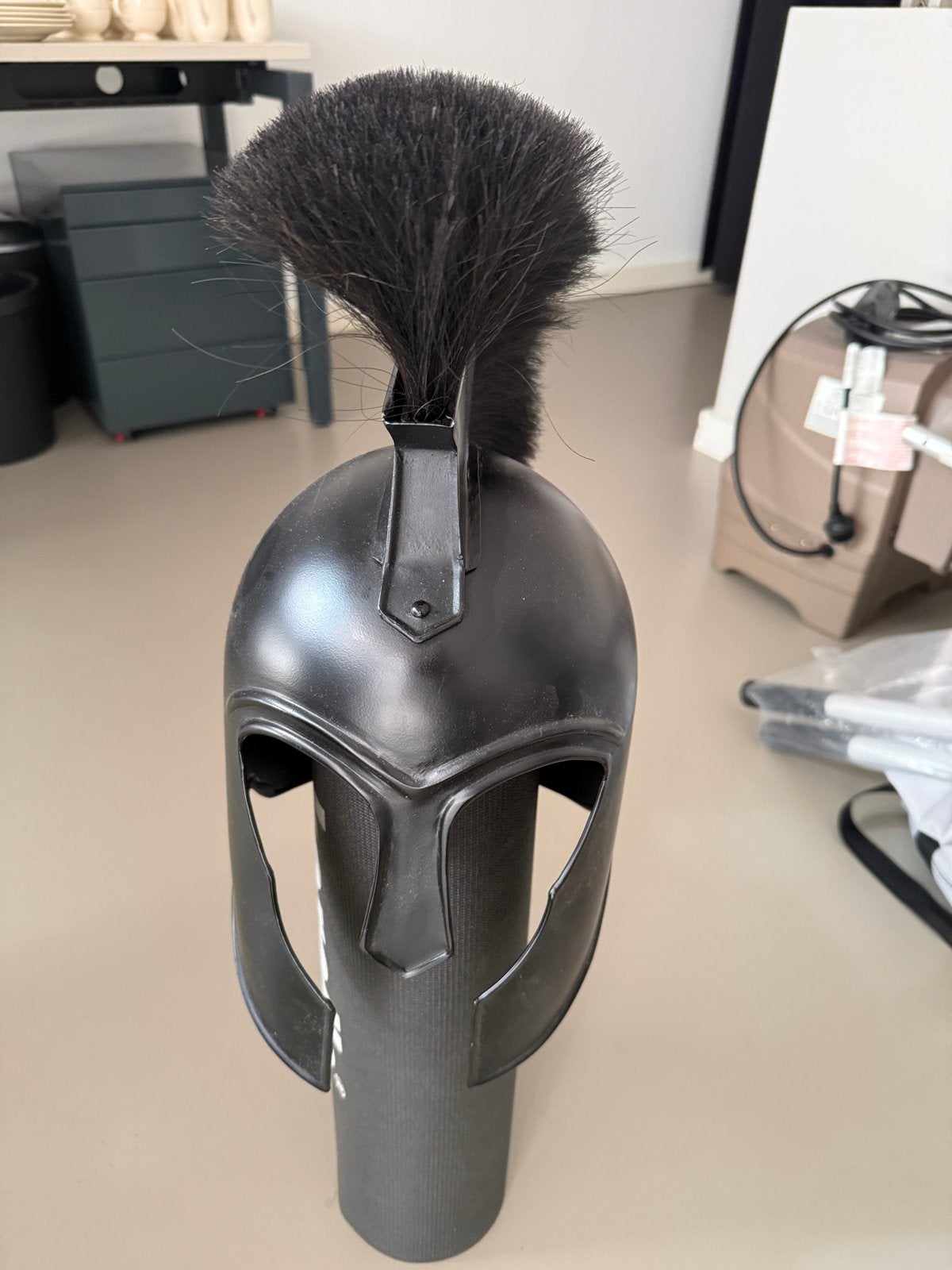 Moderne Korinthische Helm Replica - Zwart met Haarkam, Ophalen, Zo goed als nieuw, Toneelattributen of Onderdelen