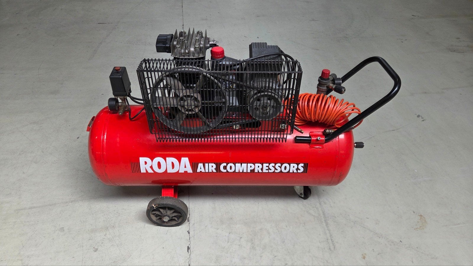 DARI RODA Compressor 100L 10 bar - Zo goed als nieuw, Ophalen, Roda, Roda, 400 tot 800 liter/min
