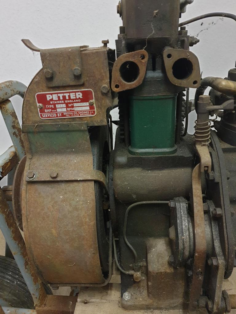 Petter Lister 1 cylinder stationaire motor met keerkoppeling, Ophalen