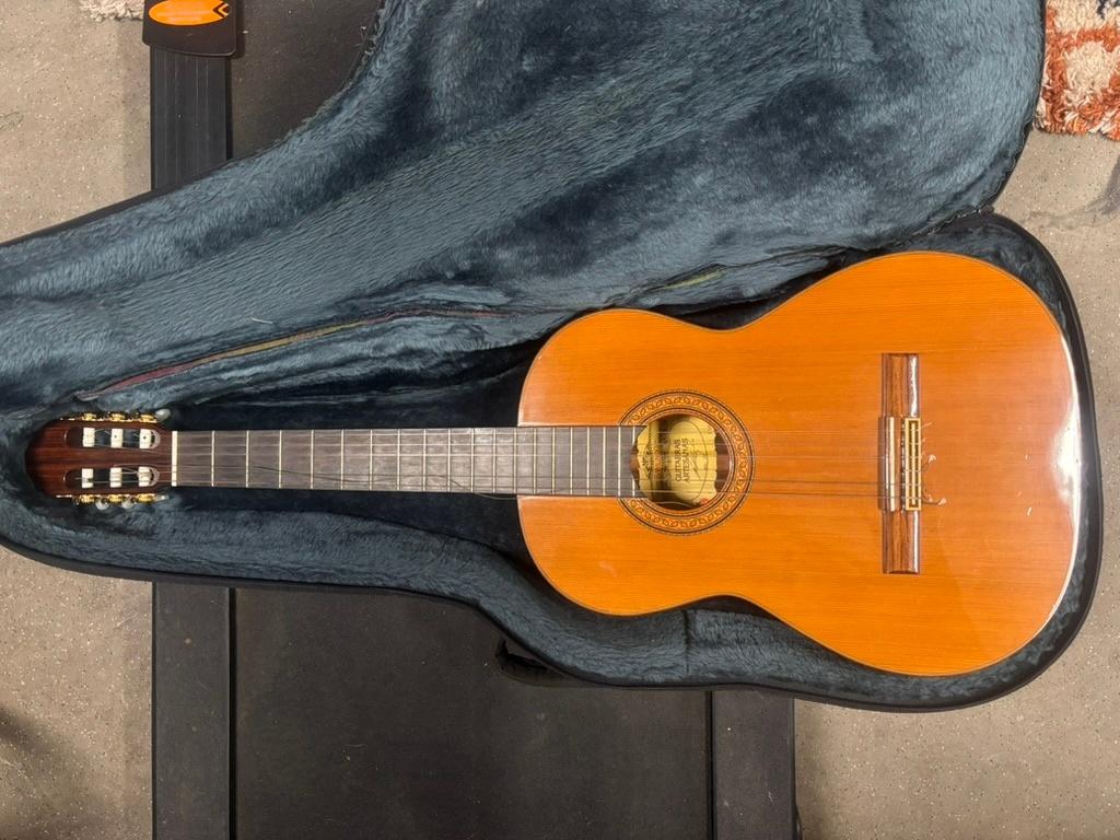 Gitaar akoestisch met tas, Muziek en Instrumenten, Snaarinstrumenten | Gitaren | Akoestisch, Ophalen, Gebruikt, Klassieke of Spaanse gitaar