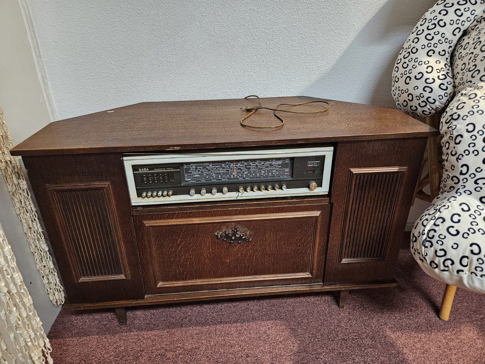 Antieke kast met radio, Ophalen