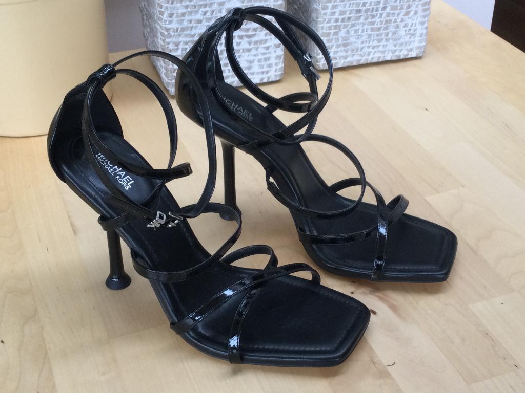 Michael Kors pumps in zwart lak, Kleding | Dames, Schoenen, Michael Kors, Ophalen of Verzenden, Zo goed als nieuw, Zwart