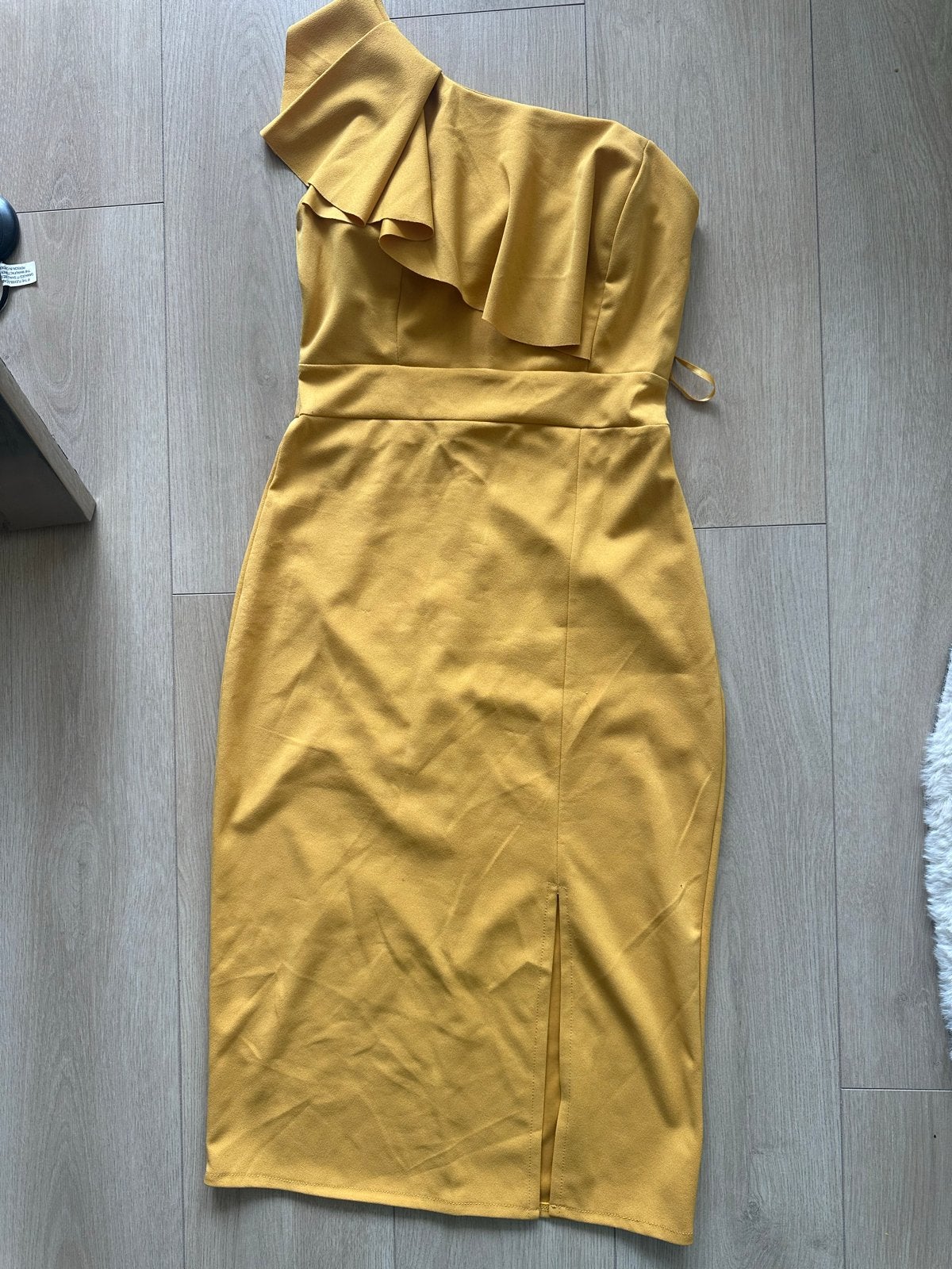 Gele off-shoulder midi jurk met split, Geel, Ophalen of Verzenden, Zo goed als nieuw, Knielengte