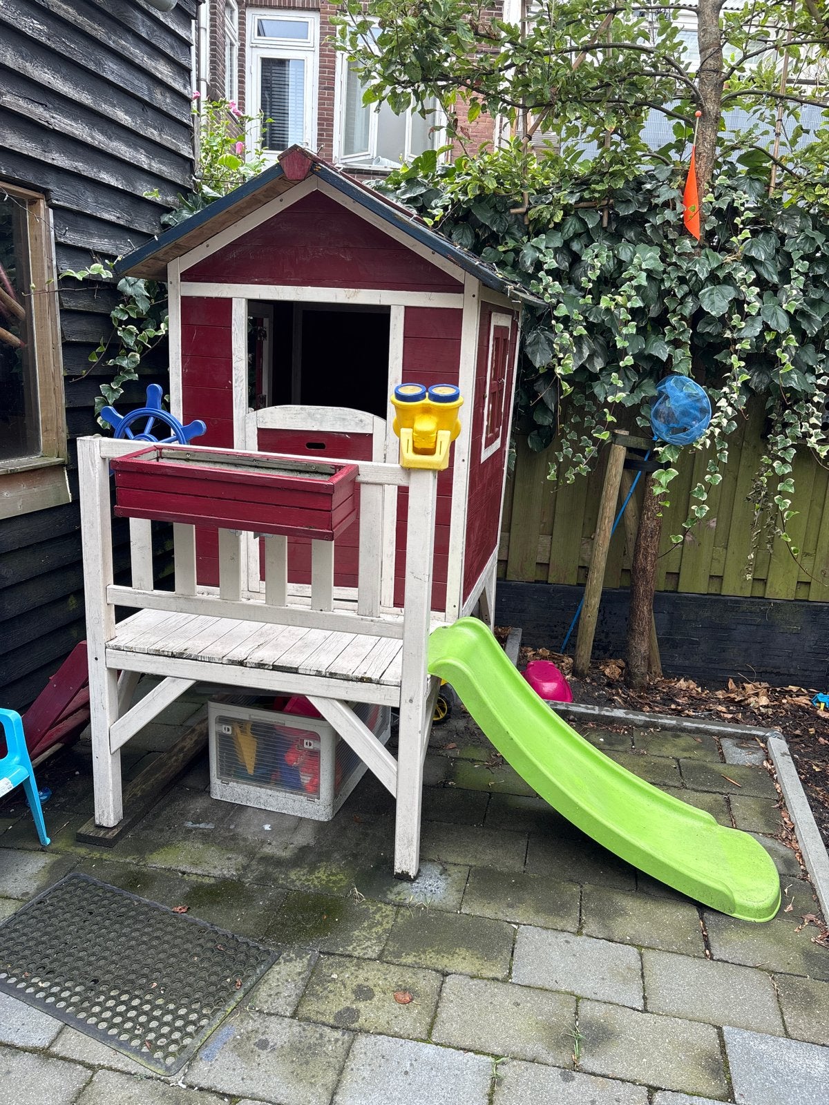 Houten speelhuisje met glijbaan - opknapbeurt nodig, Kinderen en Baby's, Speelgoed | Buiten | Speelhuisjes, Ophalen, Gebruikt